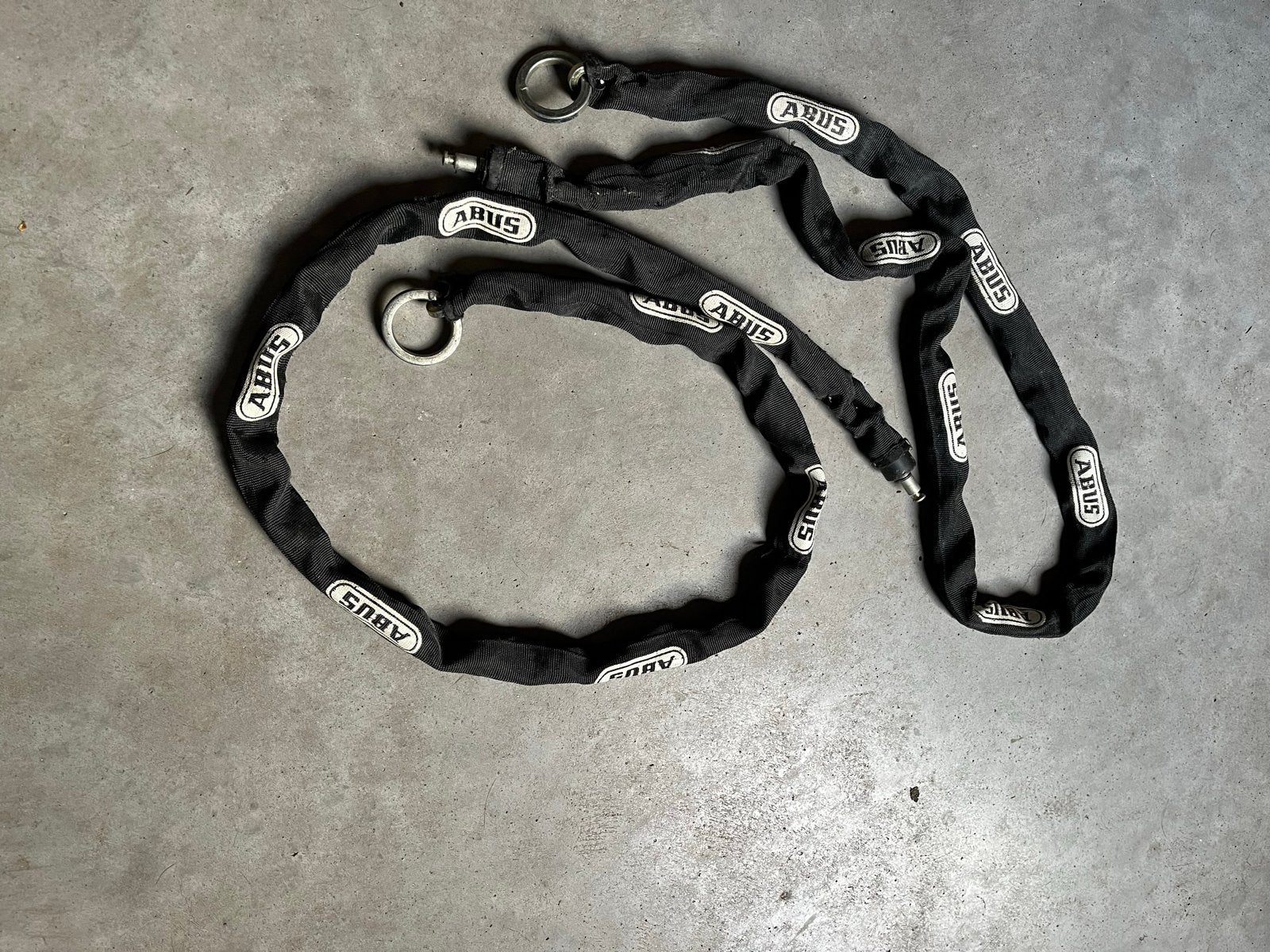 Twee ABUS insteek kettingsloten 140cm lang., Ophalen, Gebruikt, Kettingslot