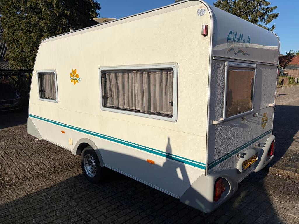 Eifelland Holiday Caravan - Compact en Compleet, Rondzit, Disselslot, Omvormbare zithoek, 4 tot 5 meter