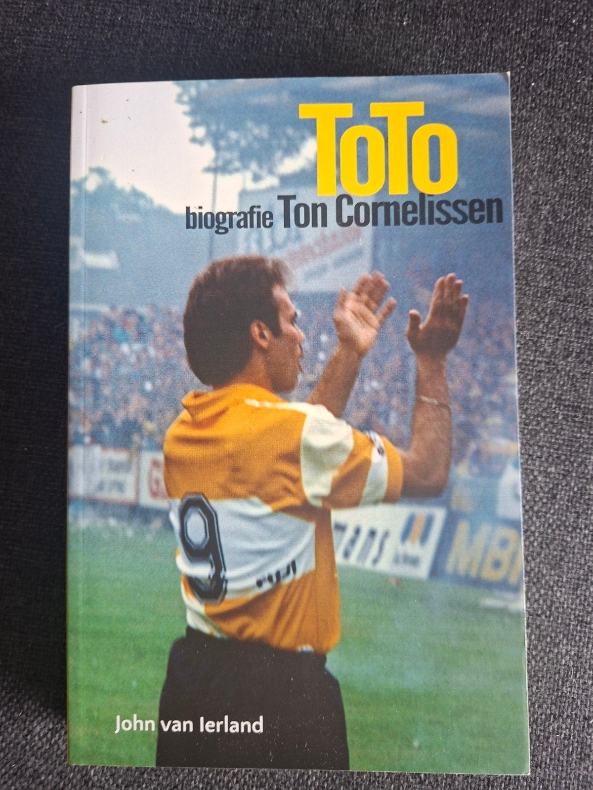 Boek: ToTo - biografie Ton Cornelissen, Ophalen of Verzenden, Zo goed als nieuw, John van Ierland, Sport