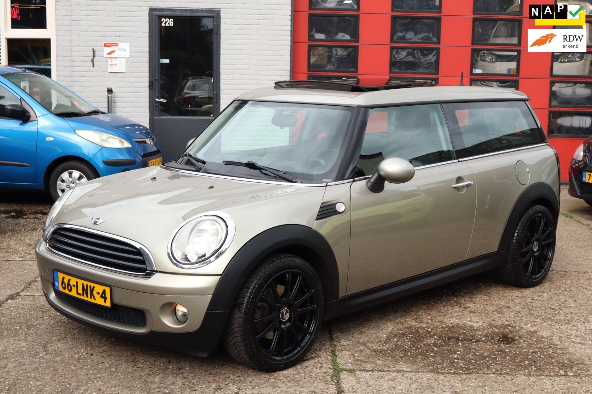 Mini Clubman 1.6 One Business Line .Pano..Airco ..Navi..Trek, Voorwielaandrijving, Dealer onderhouden, Gebruikt, Clubman