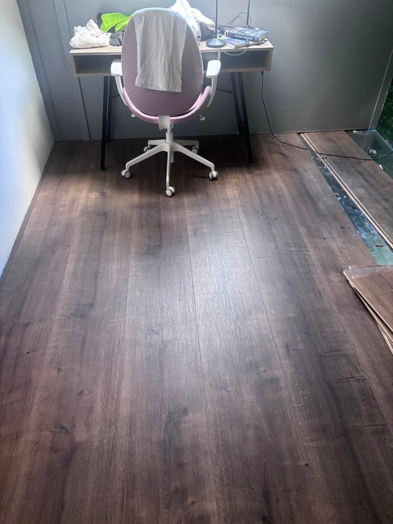 35m2 Laminaatvloer donkerbruin. Brede planken van 40cm, Ophalen, 30 cm of meer, Zo goed als nieuw, 10 m² of meer
