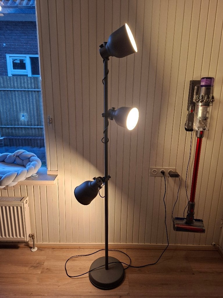 Ikea HEKTAR staande lamp met 3 spots Donkergrijs, Ophalen, E14 (klein), Zo goed als nieuw, Industrieel, metaal