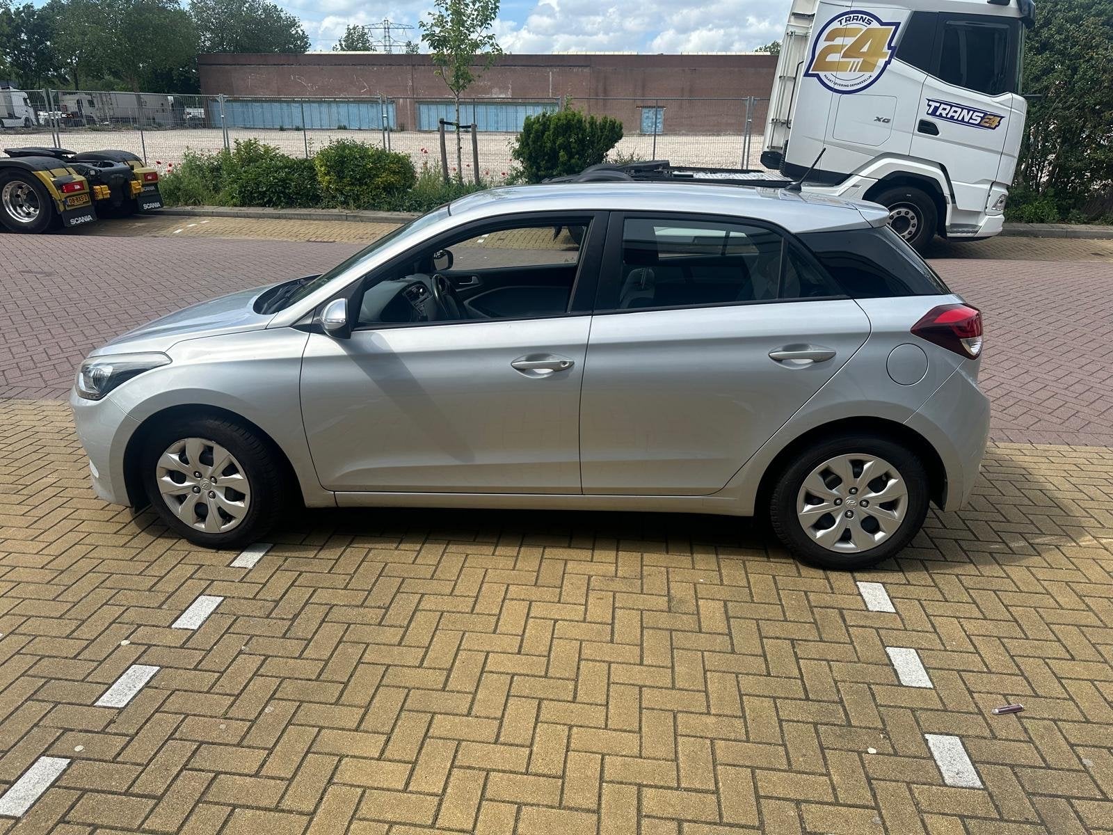 Hyundai i20 1.2 I 5-DRS 2015 Grijs, Auto's, 40 €/maand, 4 cilinders, Origineel Nederlands, Handgeschakeld