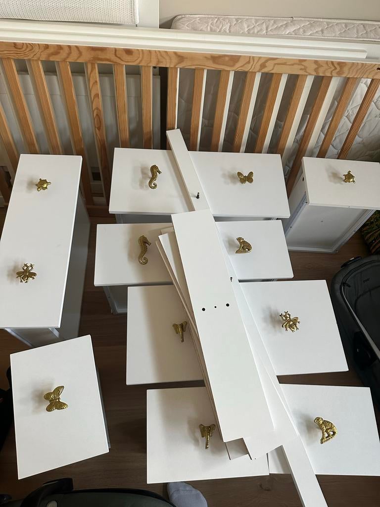Witte commode met gouden dierenknoppen, Kinderen en Baby's, Kinderkamer | Commodes en Kasten, Ophalen, Gebruikt, 50 tot 70 cm
