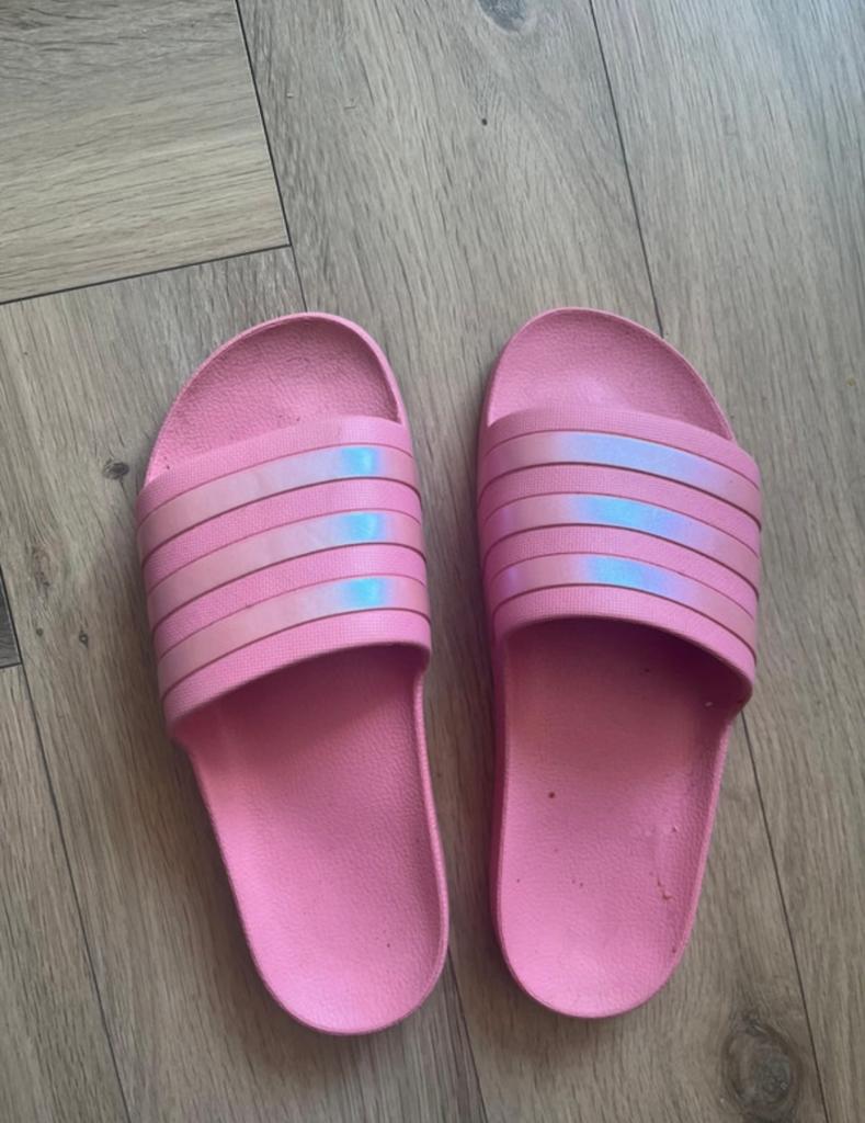 Adidas badslippers, Ophalen of Verzenden, Zo goed als nieuw, Sneakers of Gympen