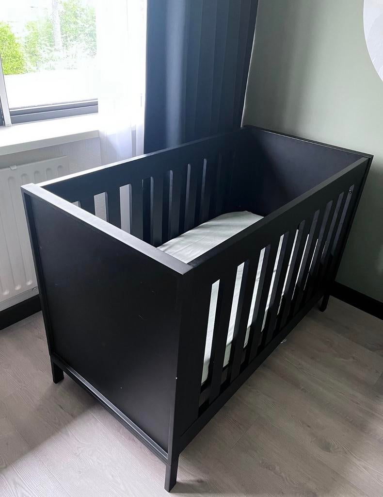 Interbaby ledikant zwart incl. moltons en hoeslakens, Ophalen of Verzenden, Gebruikt, Ledikant