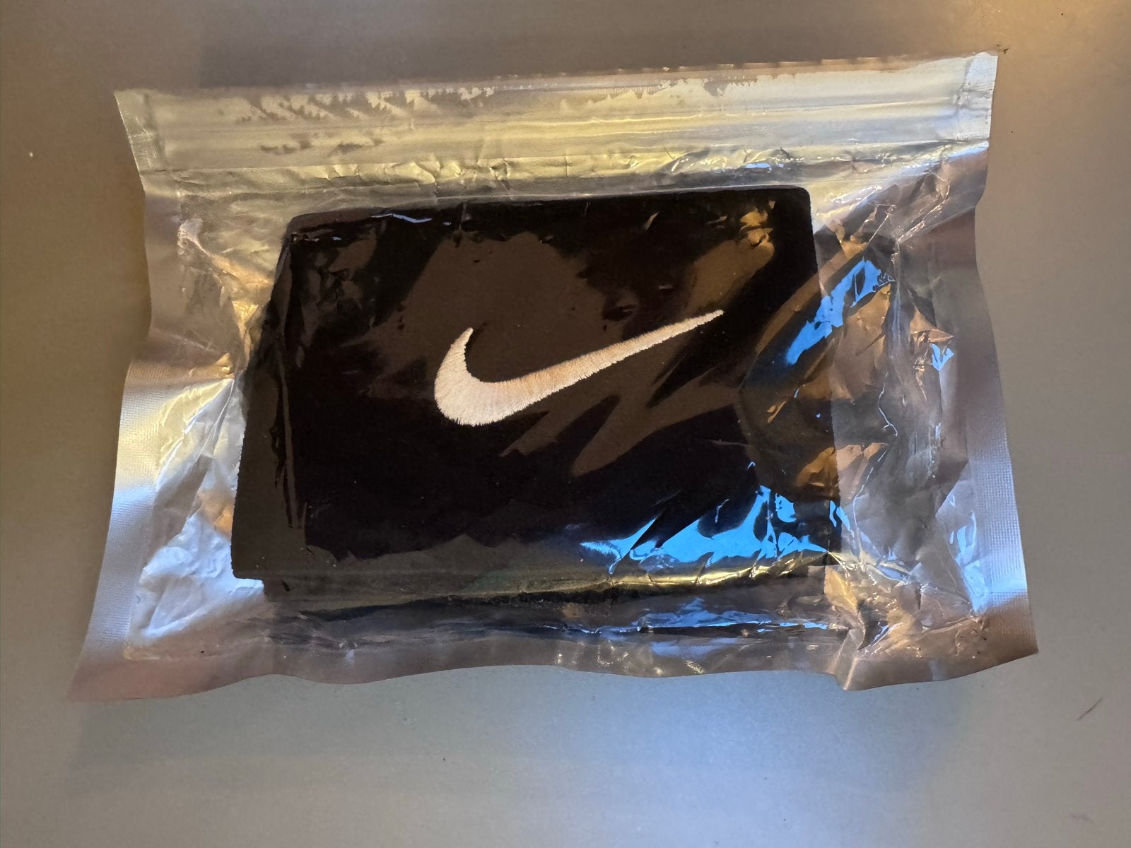 Nike aanvoerdersband - Zwart met wit logo, Sport en Fitness, Voetbal, Ophalen of Verzenden, Nieuw, Clubaccessoires