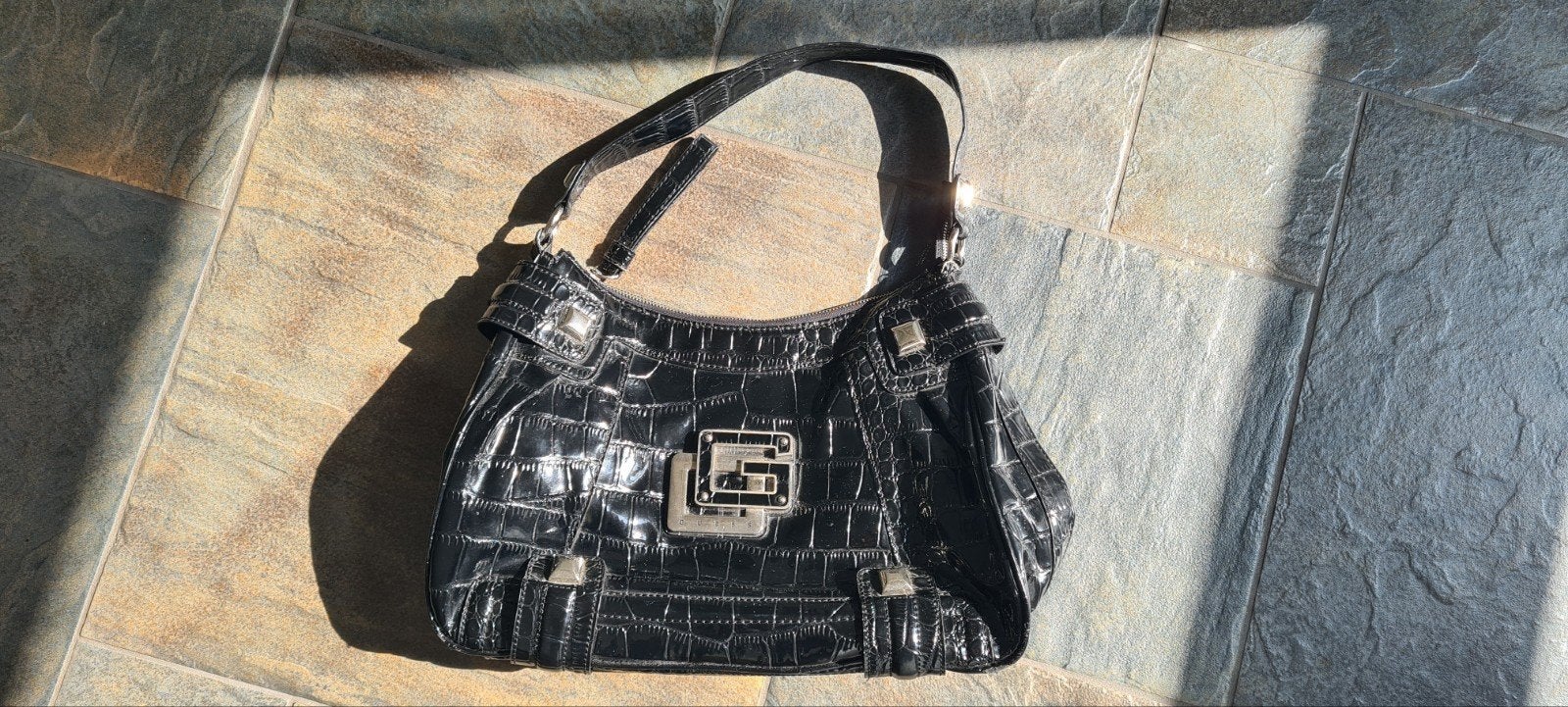 Zwarte lak Guess handtas, Sieraden, Tassen en Uiterlijk, Tassen | Damestassen, Ophalen of Verzenden, Zo goed als nieuw, Zwart