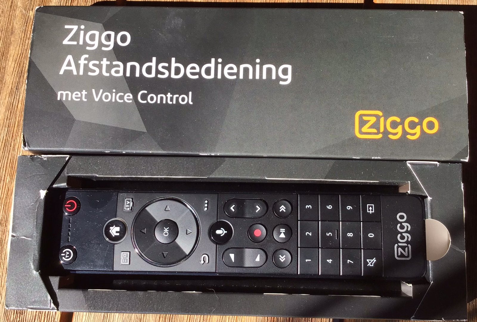 ZIGGO AFSTANDSBEDIENING MET VOICE CONTROL, Ophalen of Verzenden, Zo goed als nieuw, Origineel, Receiver of Versterker