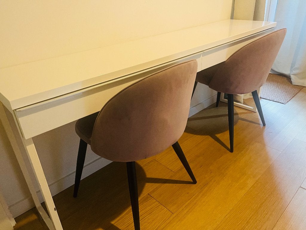 Hoogglans witte tafel met roze stoelen, Huis en Inrichting, Tafels | Eettafels, Ophalen, Minder dan 50 cm, Gebruikt, 150 tot 200 cm
