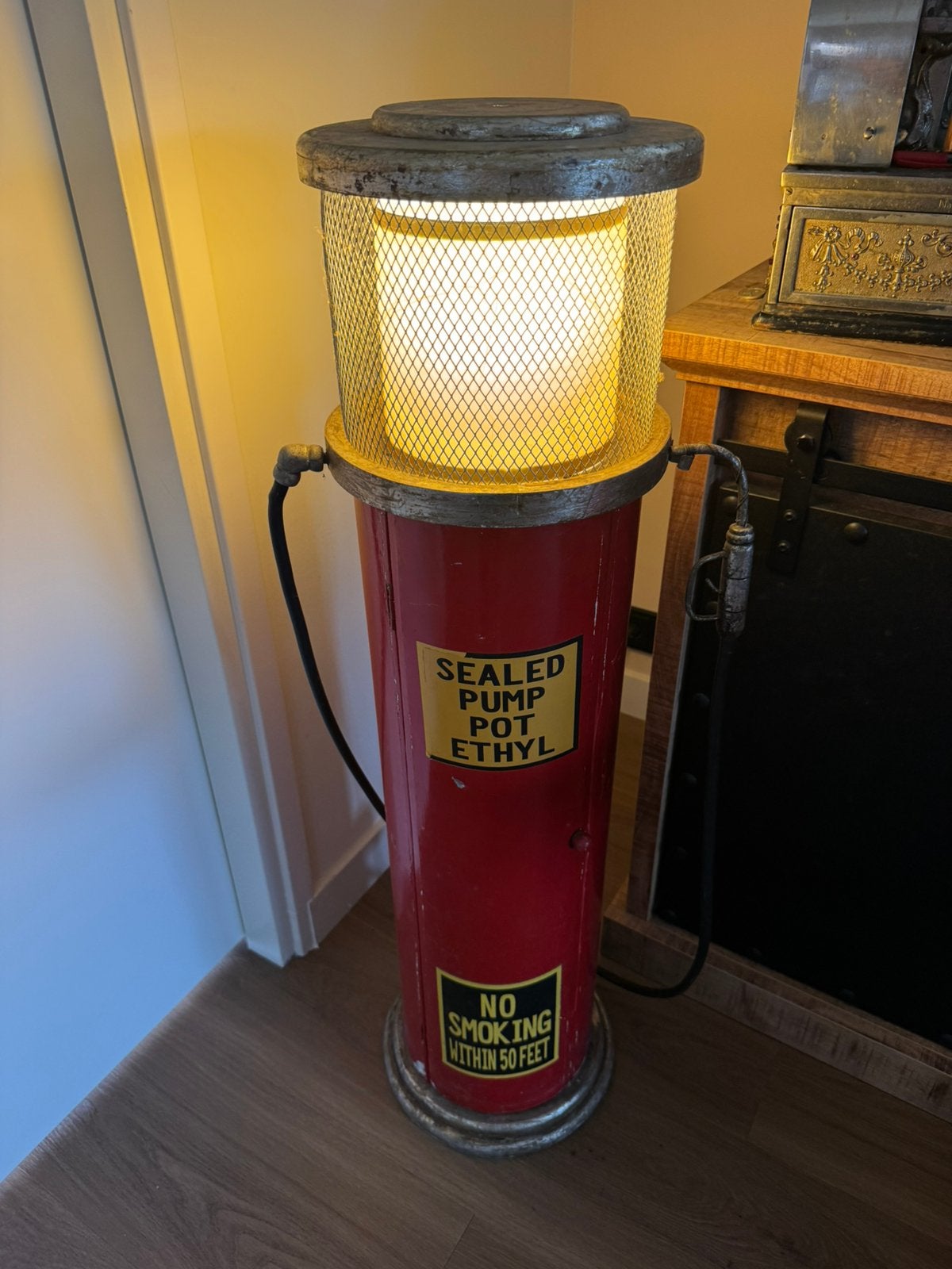 Benzinepomp Kast met Verlichting (Hout), Ophalen, Zo goed als nieuw