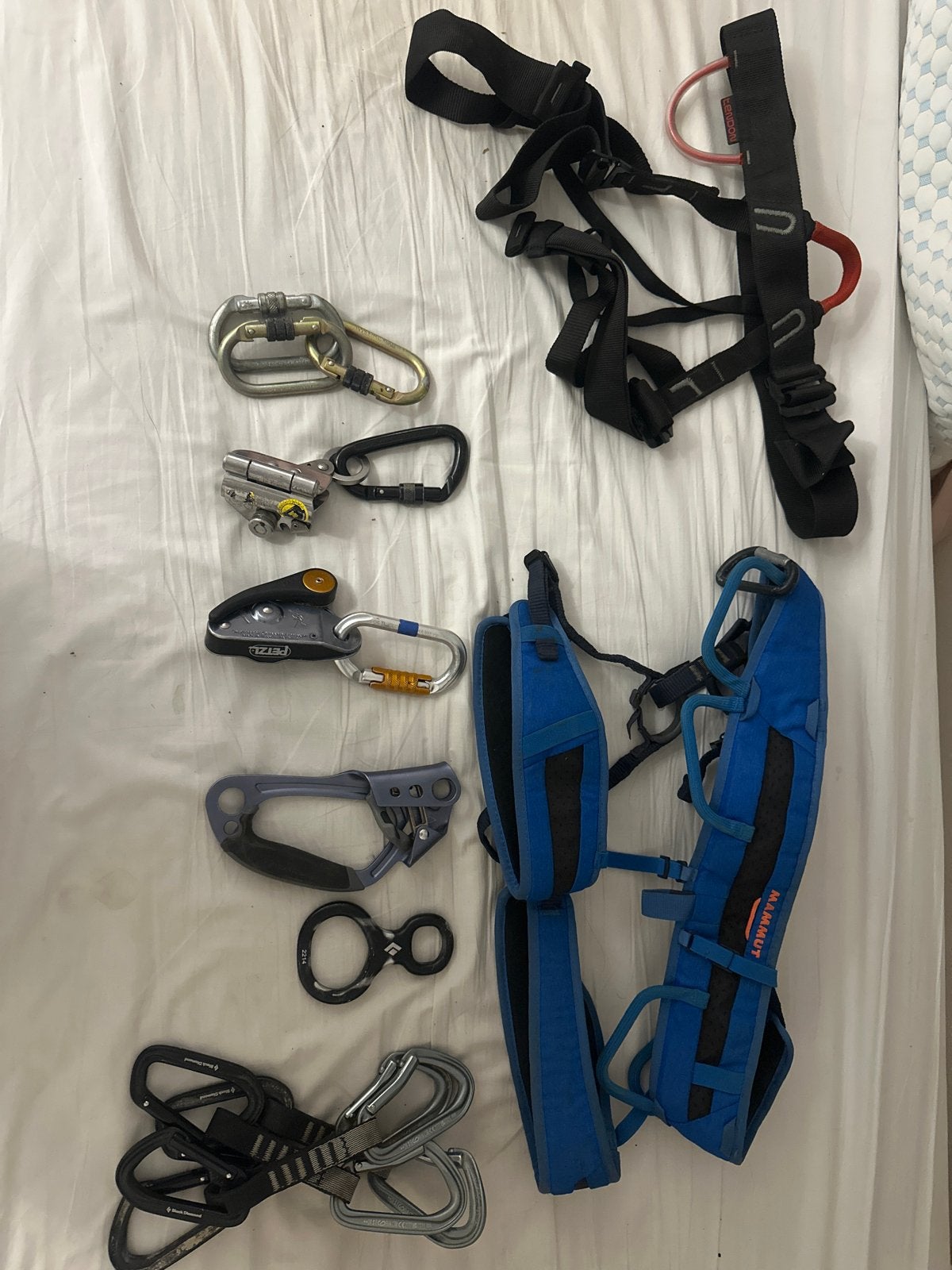 Klimuitrusting set: harnassen, karabiners en zekerapparaten, Sport en Fitness, Ophalen of Verzenden, Gebruikt, Klimsport-accessoire