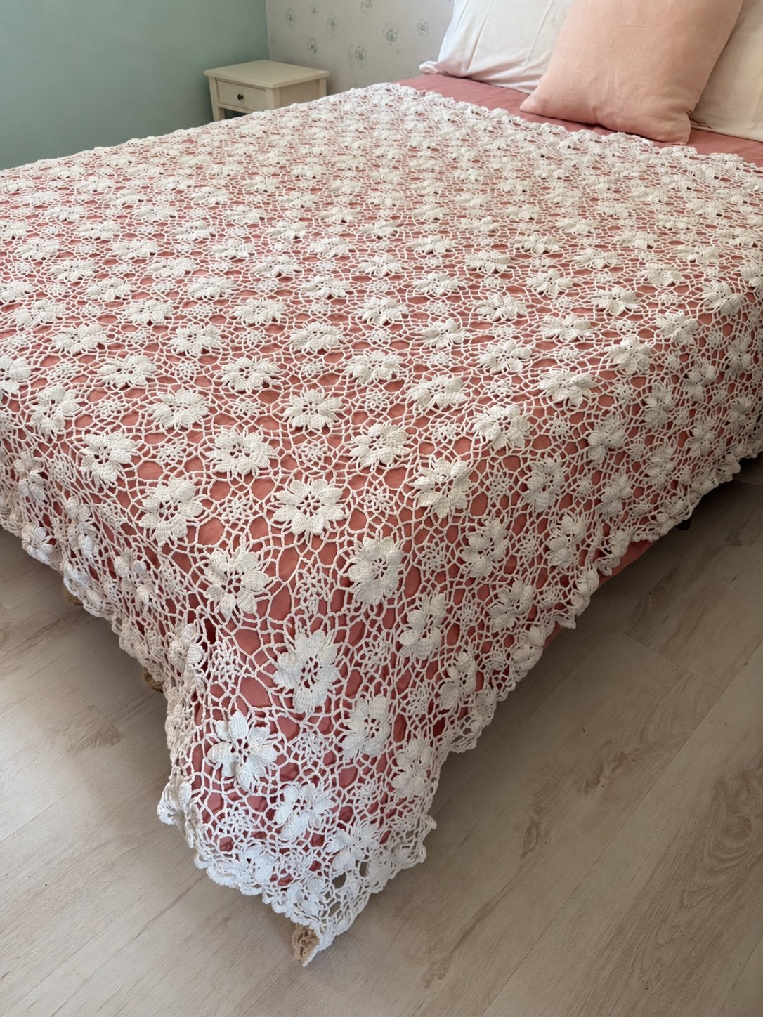 Belgische vintage Handgehaakte sprei met bloemenpatroon, Ophalen of Verzenden