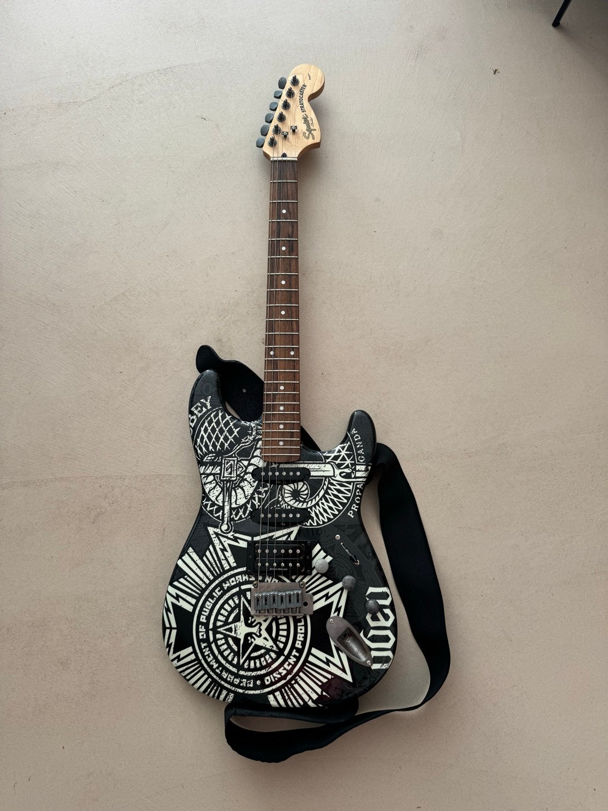 Squier Stratocaster by Fender - Custom Obey Artwork, Muziek en Instrumenten, Ophalen, Gebruikt, Solid body, Fender