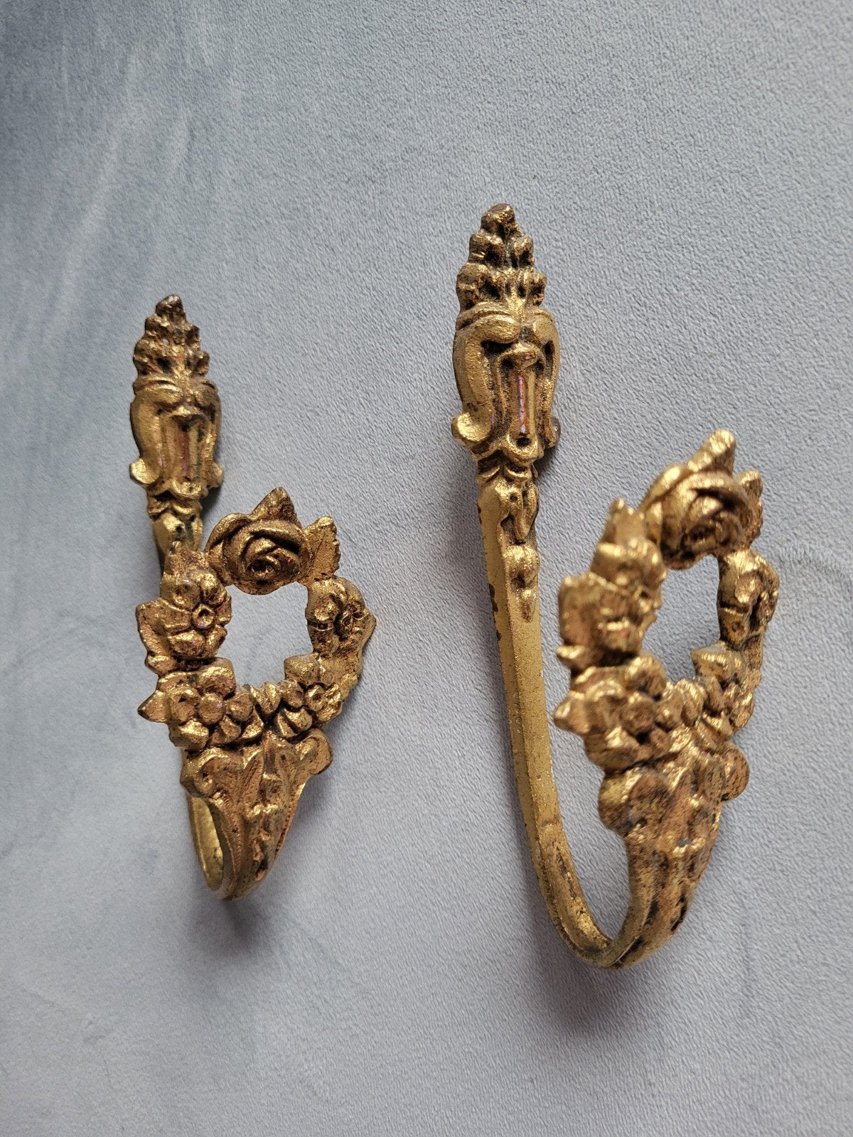 Twee antieke vuurvergulde embrasses / gordijnhaken Empire, Antiek en Kunst, Ophalen of Verzenden