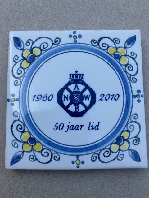 Tegel ANWB 50 jaar lid van Tiggelaar aardewerk Makkum €12,50, Antiek en Kunst, Antiek | Wandborden en Tegels, Ophalen of Verzenden