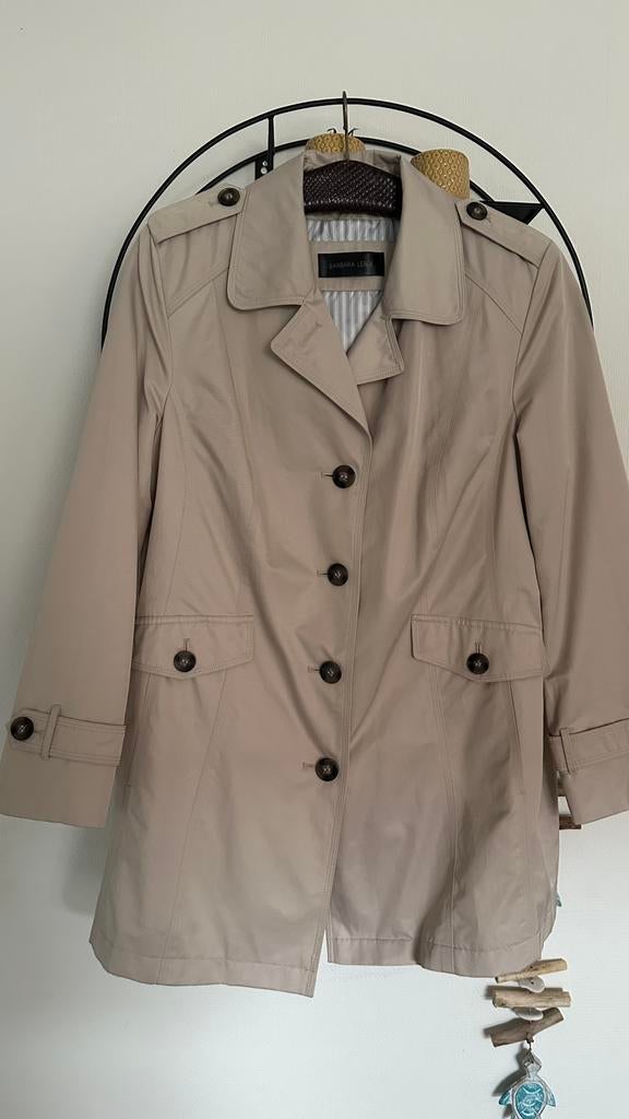 Nieuwe beige jas Barbara Lebek mt 42, Ophalen of Verzenden, Zo goed als nieuw, Maat 42/44 (L), Beige