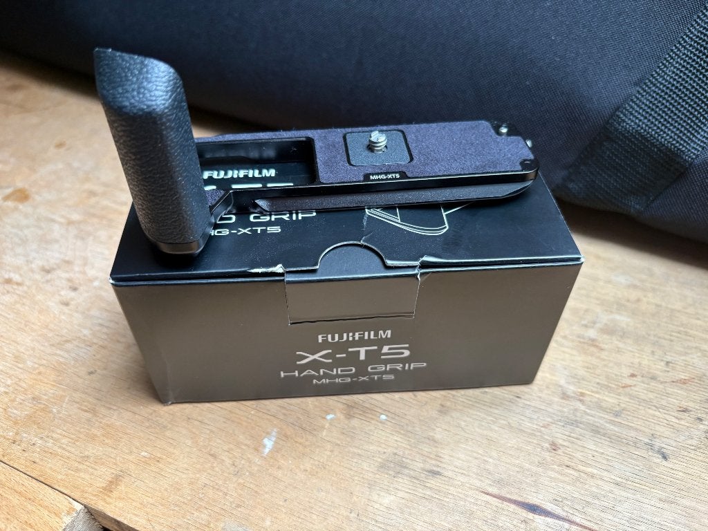 Fujifilm X-T5 hand grip, Audio, Tv en Foto, Fotocamera's Digitaal, Ophalen of Verzenden, Zo goed als nieuw, Fuji, Geen optische zoom