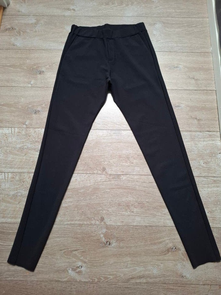 Zwarte Studio .ruig broek.
Maat 38.
Elastische tailleband.
M, Maat 38/40 (M), Zwart, Studio .ruig, Ophalen of Verzenden