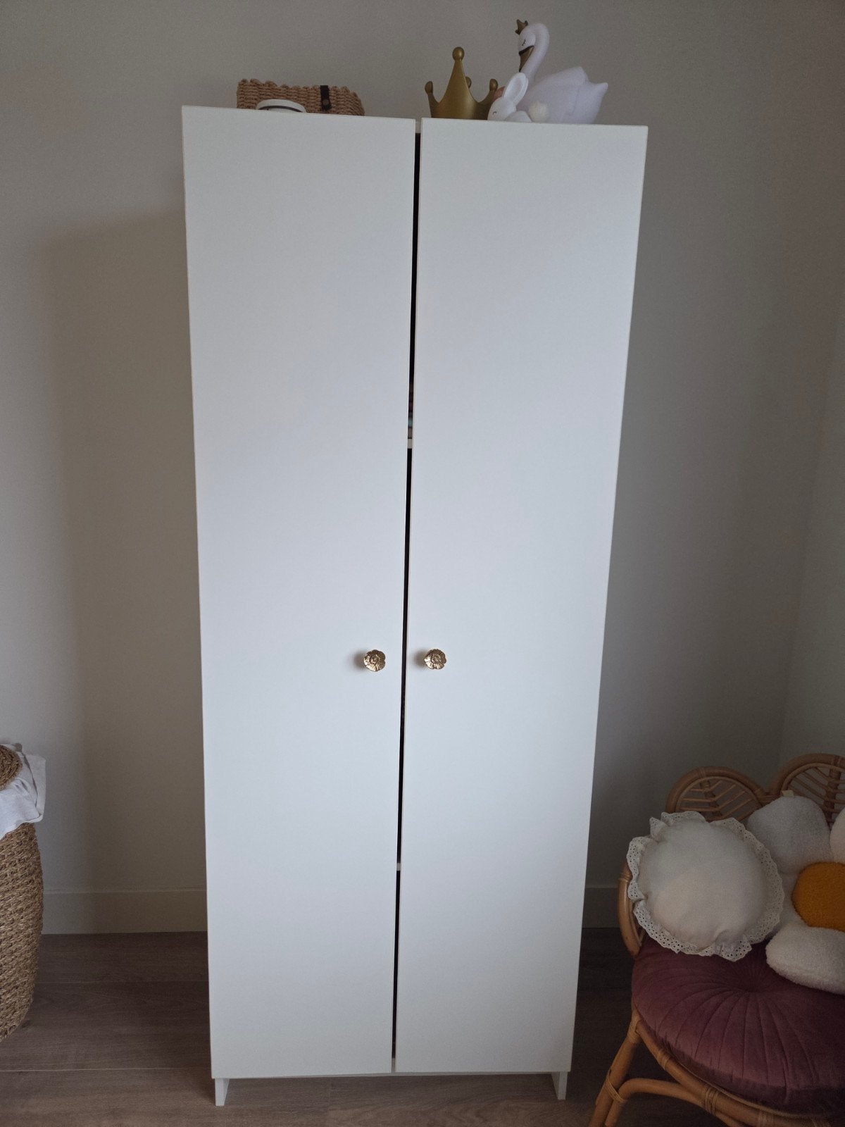 Witte kledingkast met bloemknoppen (KidsDeco) + maatringen, Ophalen, Met deur(en), Gebruikt, Kinderkamer, Speels, Modern