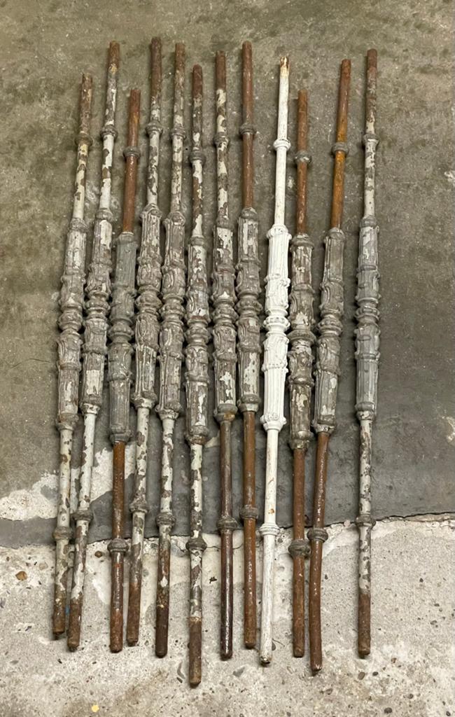 Brocante oude Franse gietijzeren trapspijlen 12 stuks, Ophalen