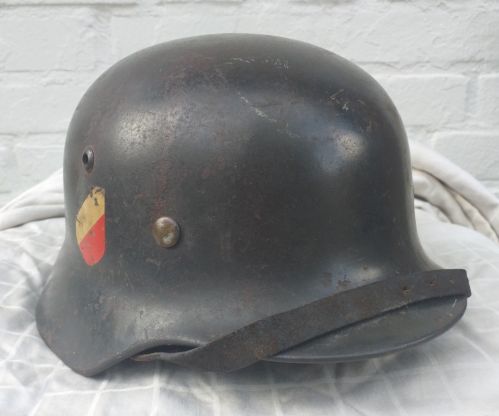 Duitse Luftwaffe M35 helm DD 2 Plaatjes Gemerkt met Kinriem, Verzamelen, Militaria | Tweede Wereldoorlog, Ophalen of Verzenden