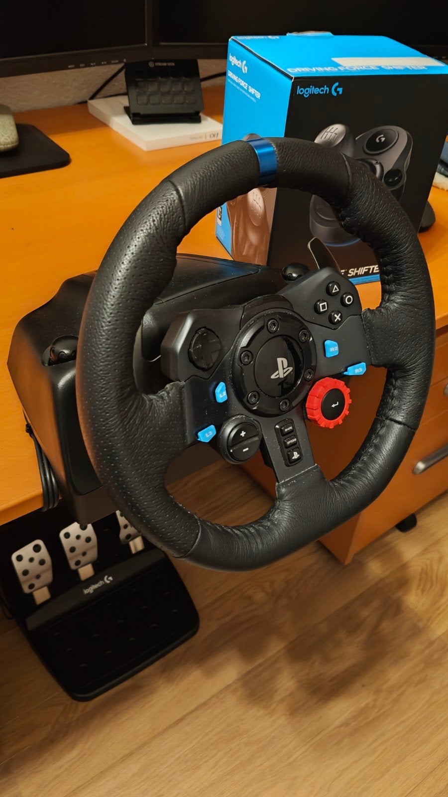 Logitech G29 Driving Force racestuur met pedalen en shifter, Ophalen, Racestuur, Gebruikt, Force feedback