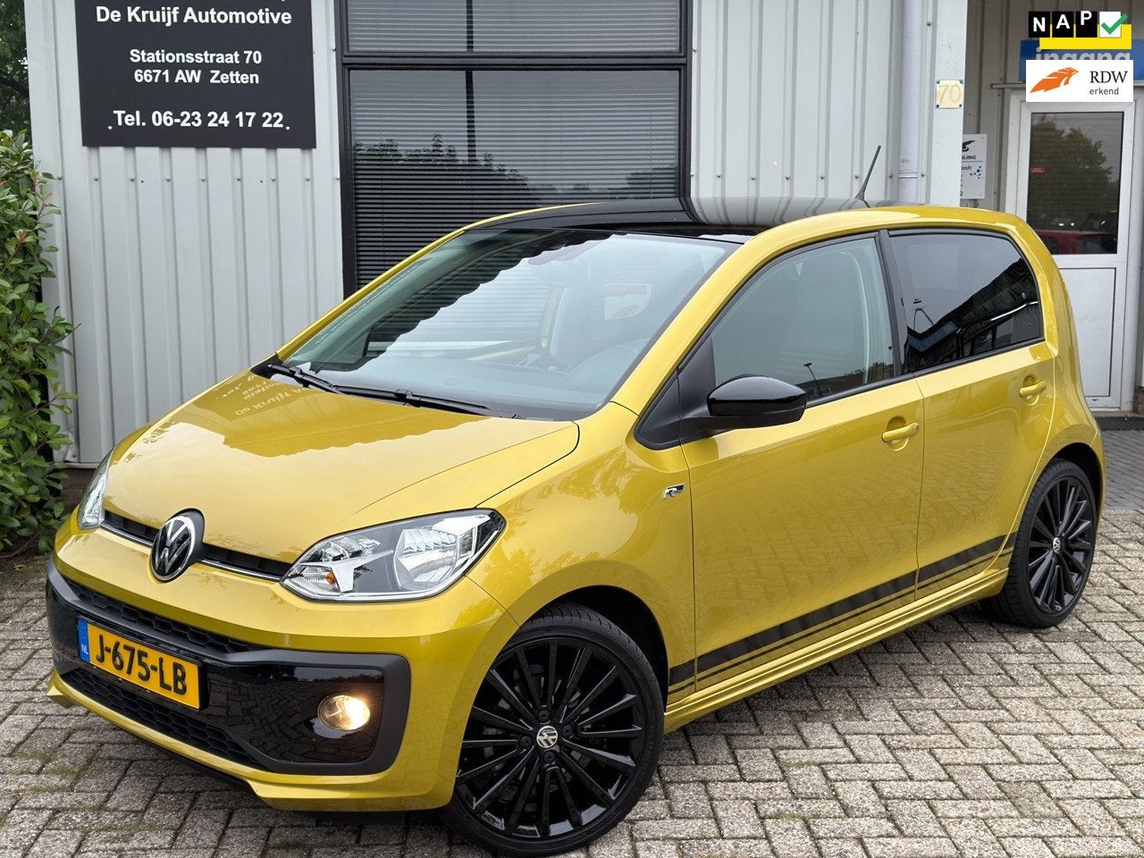 Volkswagen Up! 1.0 R-Line|CRUISE|CAMERA|PDC|LANE ASSIST|CLIM, Auto's, Voorwielaandrijving, Dealer onderhouden, Stof, Gebruikt