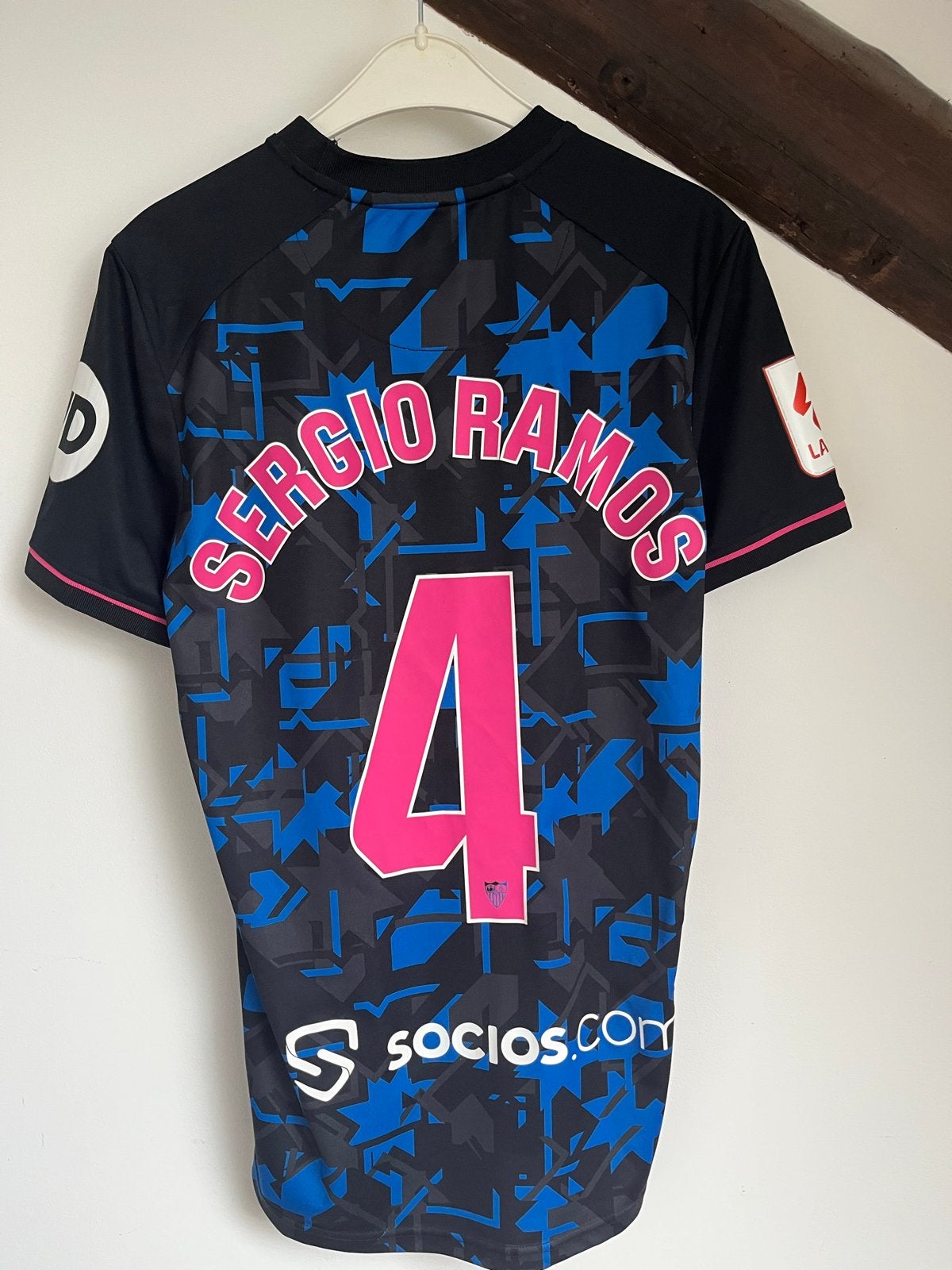 Authentiek Sevilla tenue 2022/23 Sergio Ramos, Sport en Fitness, Maat M, Ophalen of Verzenden, Zo goed als nieuw, Set