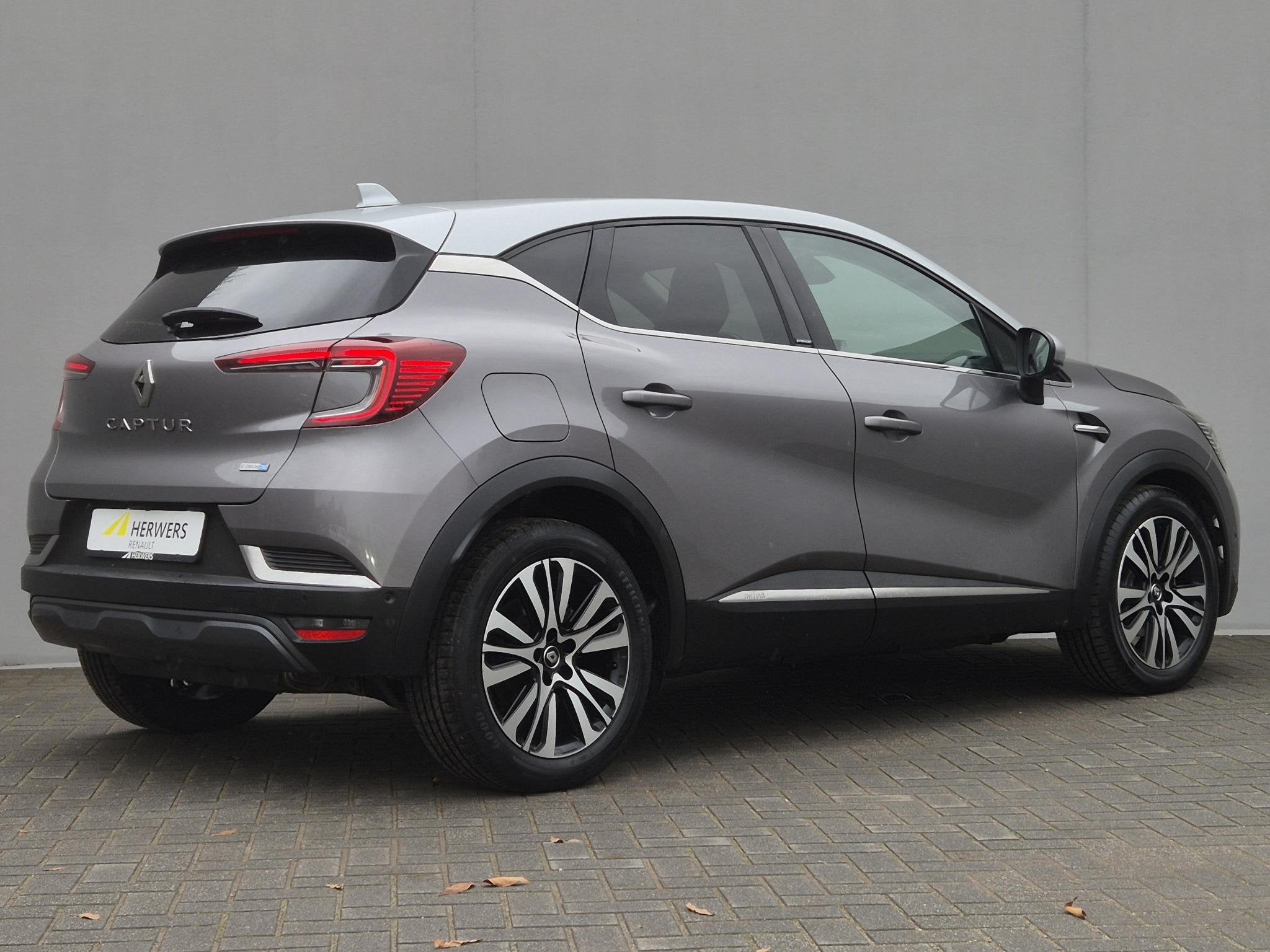 Renault Captur 1.6 E-Tech Plug-in Hybrid 160 Initiale Paris, Gebruikt, 4 cilinders, Bedrijf, Hybride Elektrisch/Benzine