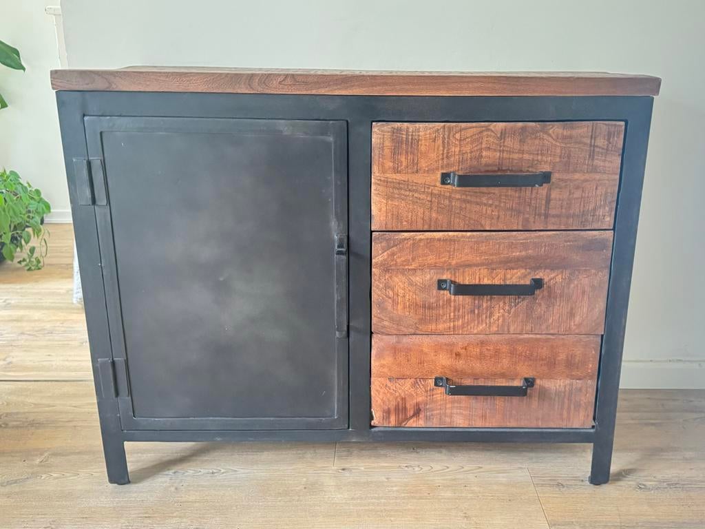 Mangohouten Dressoir/Kast met 3 Laden en Zwart Metaal, Huis en Inrichting, Kasten | Dressoirs, Ophalen, 100 tot 150 cm, Zo goed als nieuw