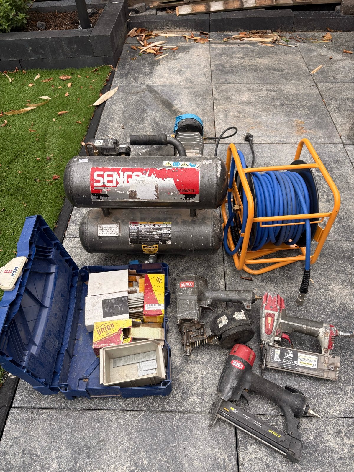 Senco Compressor met tackers en luchtslang, Doe-het-zelf en Verbouw, Compressors, Ophalen, Gebruikt, 6 tot 10 bar, 25 tot 100 liter