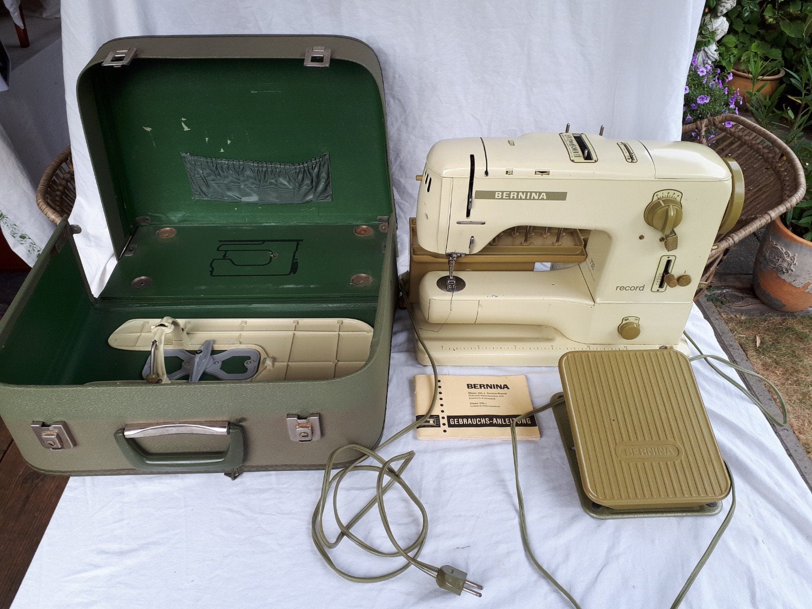 Vintage retro naaimachine Bernina Record 730 Switzerland., Hobby en Vrije tijd, Naaimachines en Toebehoren, Ophalen, Gebruikt