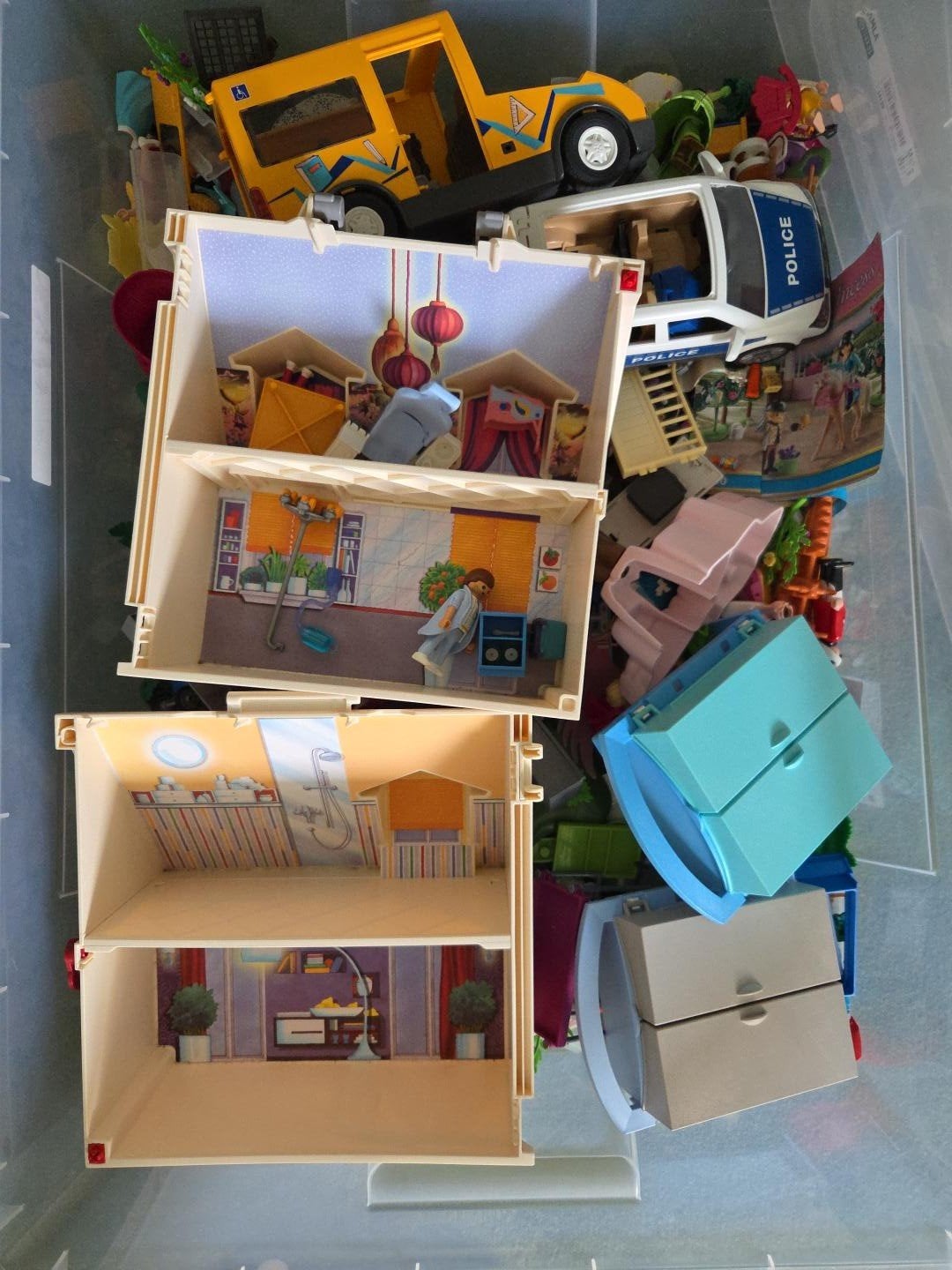 Foto 3 van Grote Playmobil doos: Politie, piraten, poppenhuis & meer!