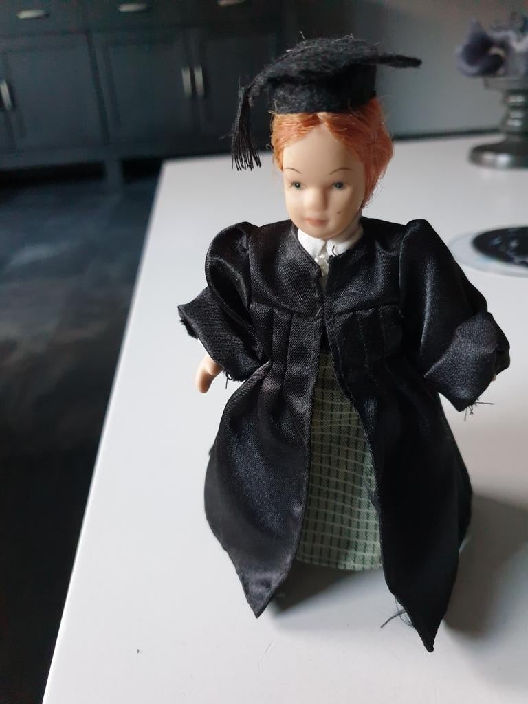 Antiek popje in afstudeeroutfit/ porselein, Verzamelen, Ophalen of Verzenden
