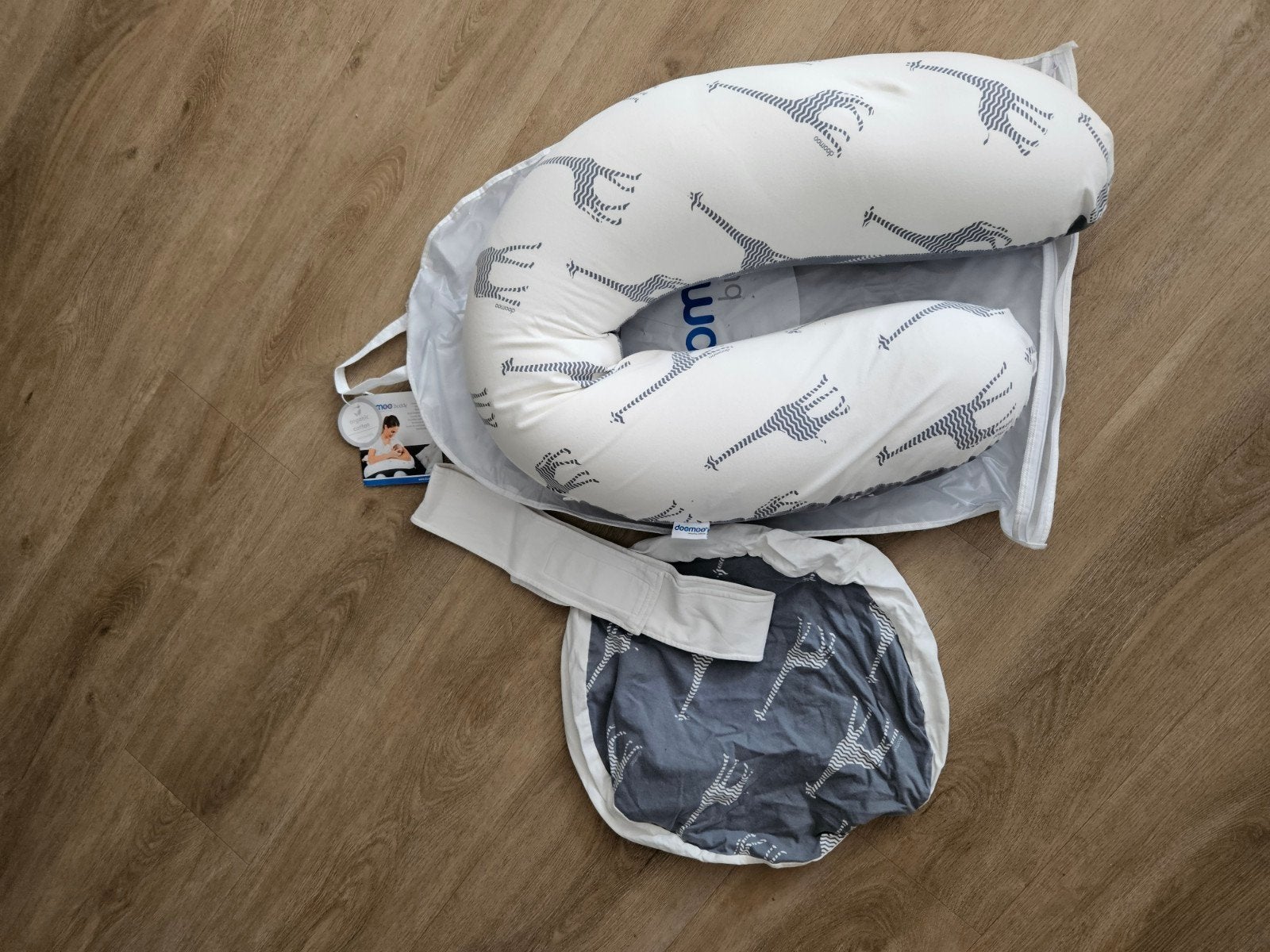 Doomoo Buddy voedingskussen / relaxkussen giraf print, Kinderen en Baby's, Kinderspulletjes, Ophalen