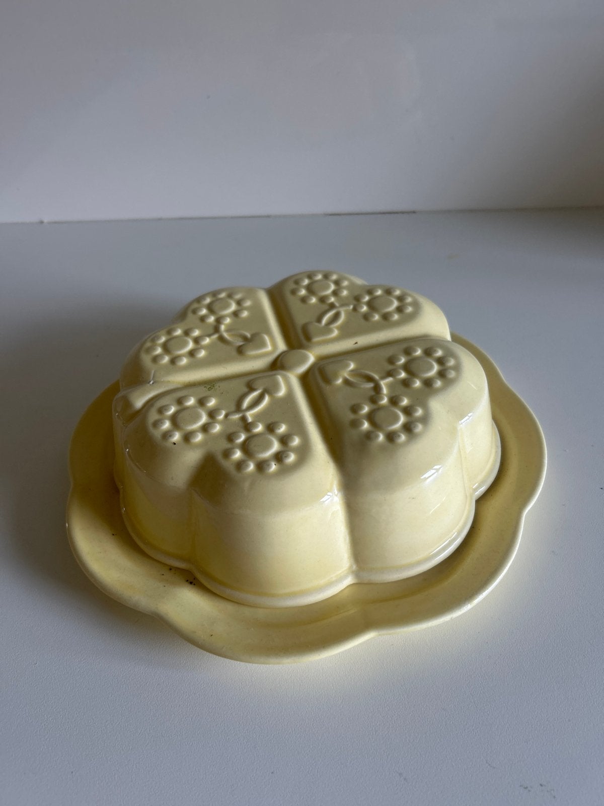 Vintage gele puddingvorm VEB met Schotel - Onbeschadigd, Ophalen of Verzenden