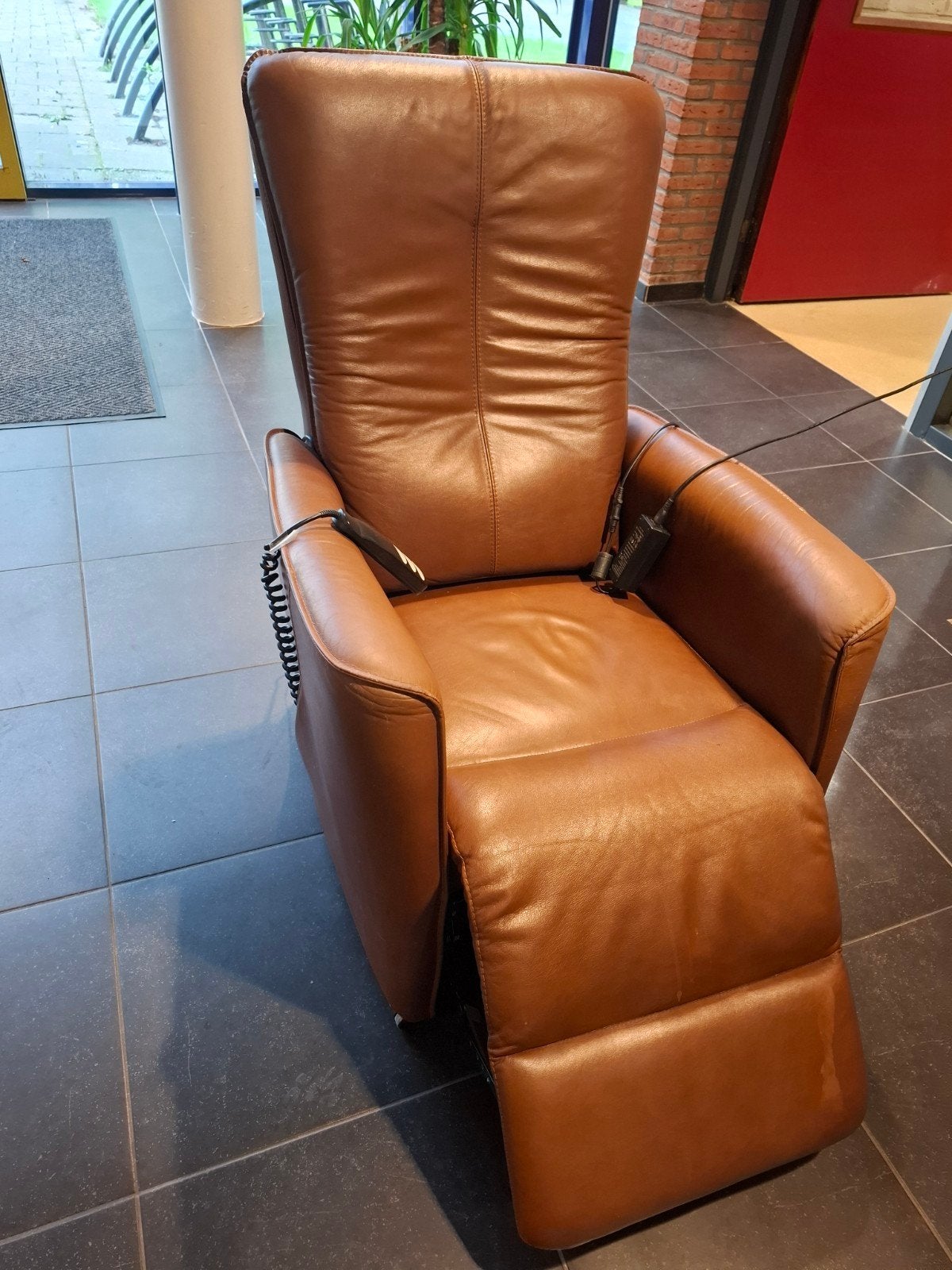 Comfortabele leren relaxfauteuil met sta-op functie, Huis en Inrichting, Ophalen, Gebruikt, Bruin, Modern, Comfort