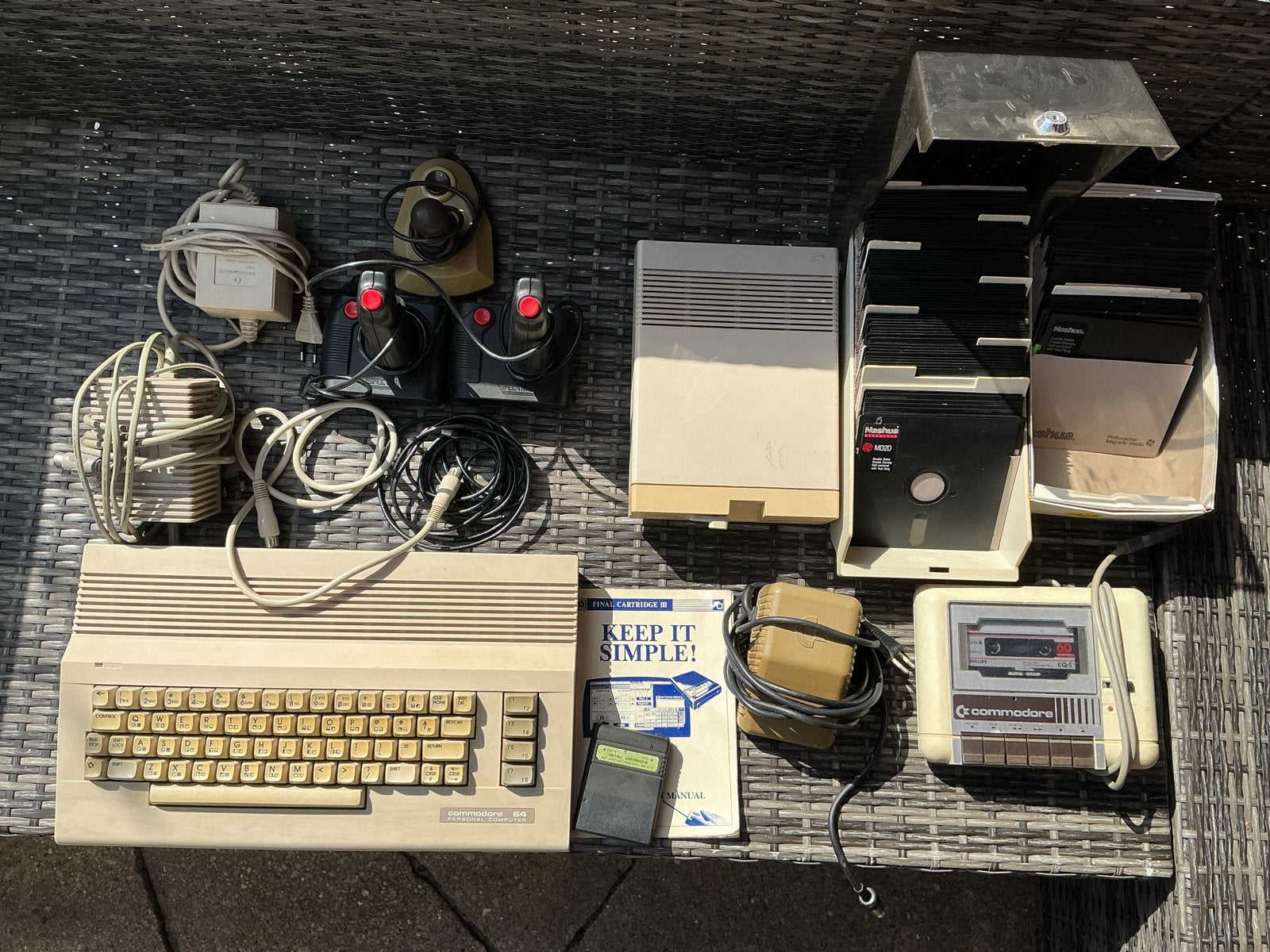 Commodore 64 Compleet met Accessoires en ruim 100 Games, Ophalen, Gebruikt, Met 3 controllers of meer, Met games