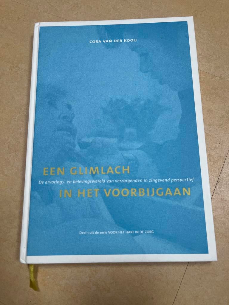 Een Glimlach - Cora van der Kooij, Boeken, Ophalen of Verzenden, Zo goed als nieuw, Overige typen