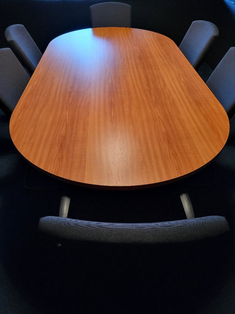 Kantoortafel met zes bijbehorende stoelen, Ophalen, 100 tot 150 cm, 200 cm of meer, Zo goed als nieuw