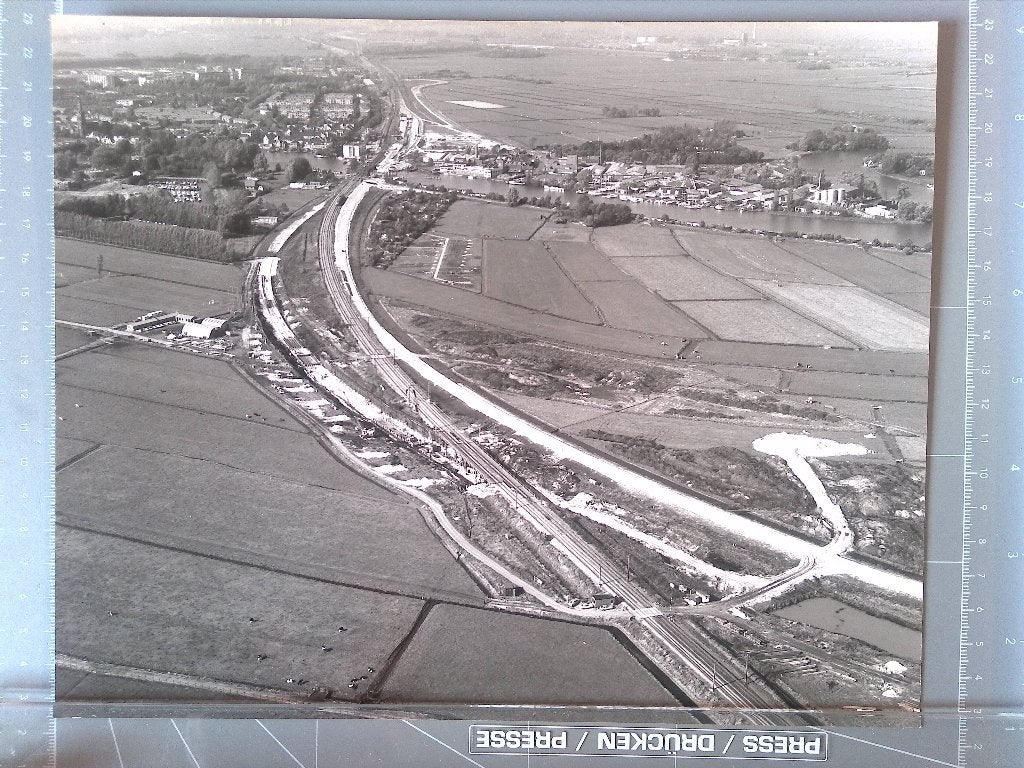 Weesp Flevospoorlijn vrije kruising in aanbouw (Persfoto), 1960 tot 1980, Gebruikt, Verzenden, Foto