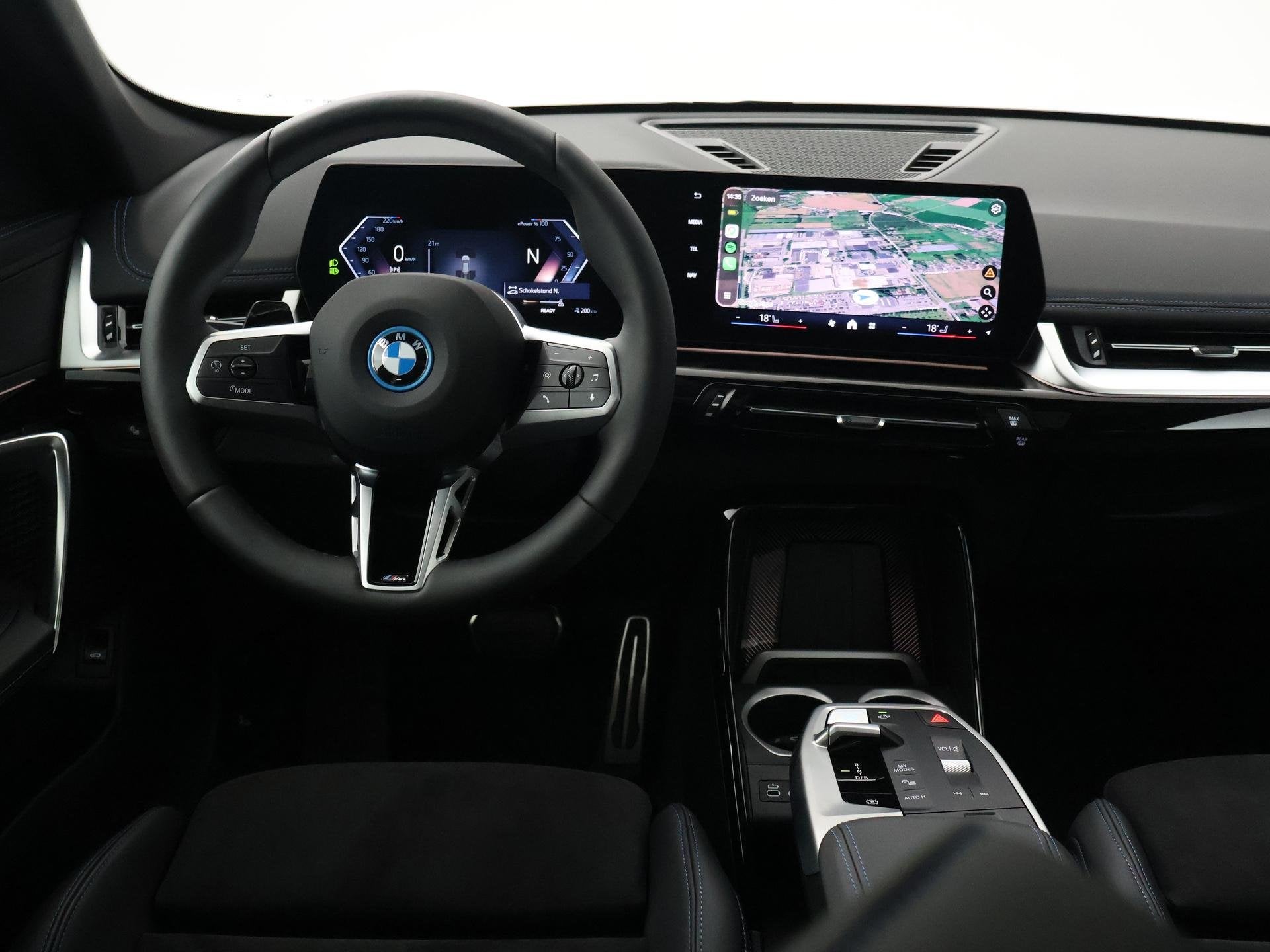 BMW iX1 eDrive20 67 kWh M-SPORT *46 KM NIEUW* + PANORAMA | P, Gebruikt, Wit, 204 pk, SUV of Terreinwagen