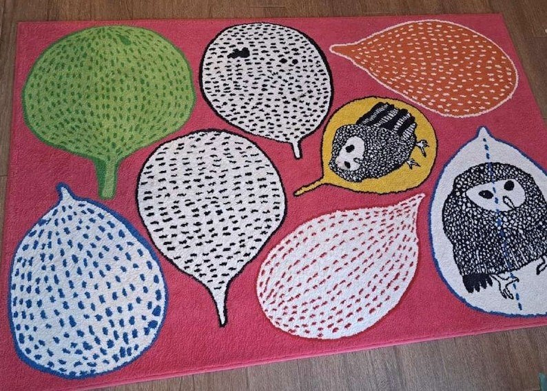 Vrolijk roze vloerkleed met uilen en bladeren, Ophalen, Gebruikt, 100 tot 150 cm, Speels, kleurrijk, modern