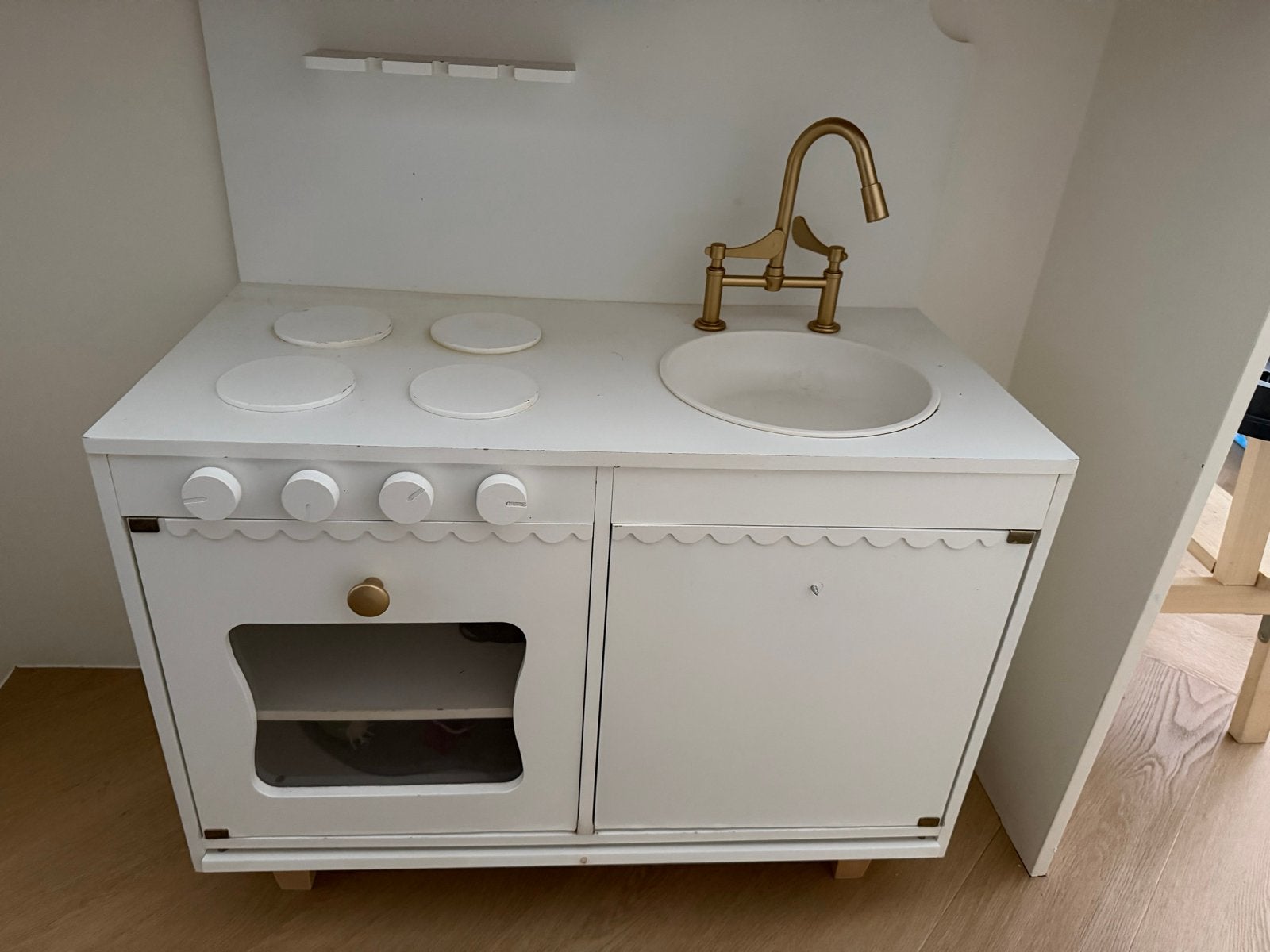 Houten speelkeuken met kraan en kookplaat - mist deurknopje, Ophalen, Gebruikt, Jongen of Meisje