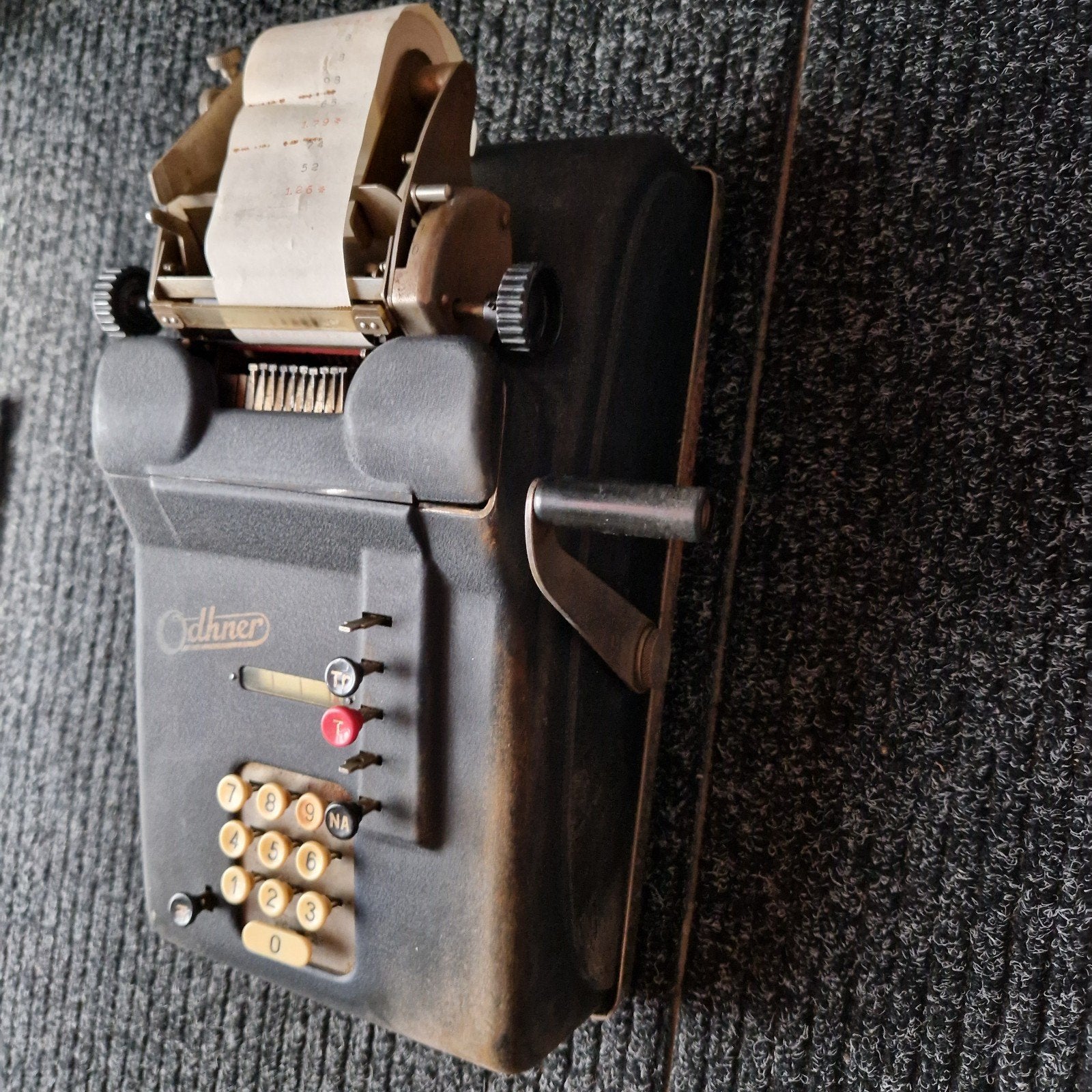 Oude retro kassa telmachine, Ophalen