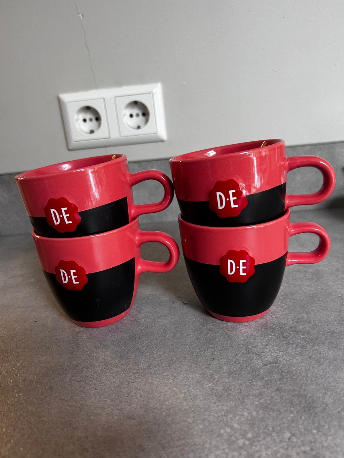 4 Mokken Douwe Egberts, Ophalen of Verzenden, Zo goed als nieuw, Overige stijlen, Kop(pen) en/of Schotel(s)