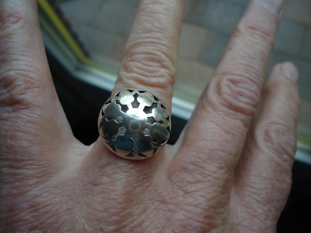 mooie echt zilveren ring halve bol opengewerkt gemerkt 16,25, Ophalen of Verzenden, Dame, Zilver, Zilver