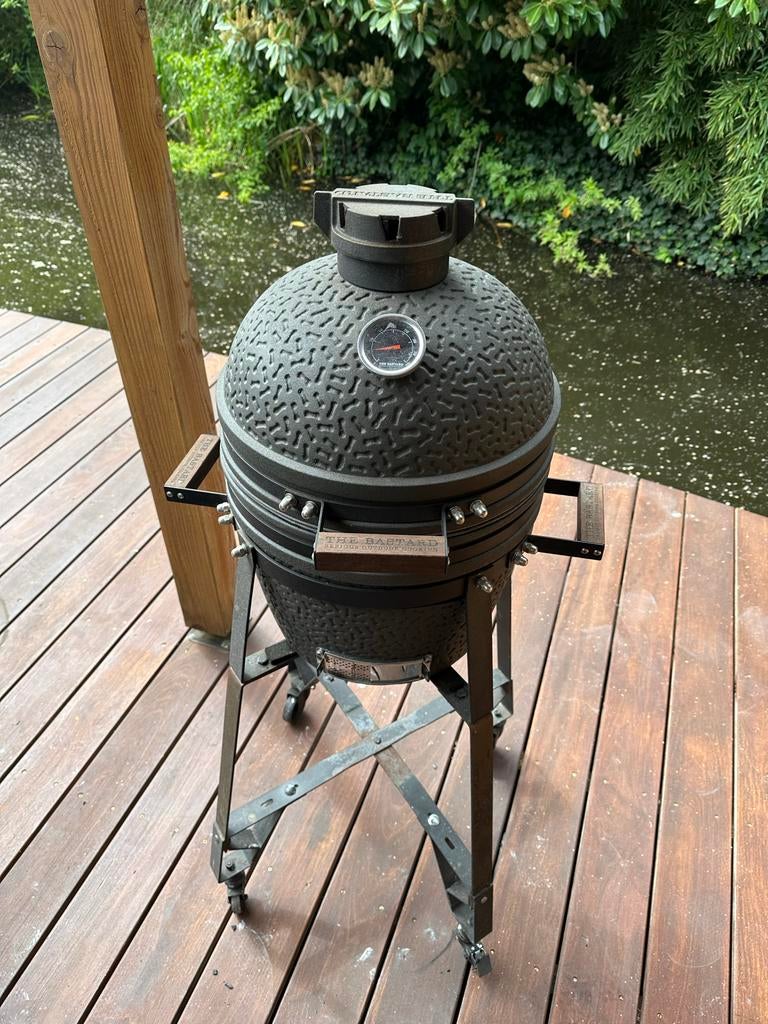 The Bastard urban compact BBQ met Plate Setter en Rooster, Ophalen, Zo goed als nieuw