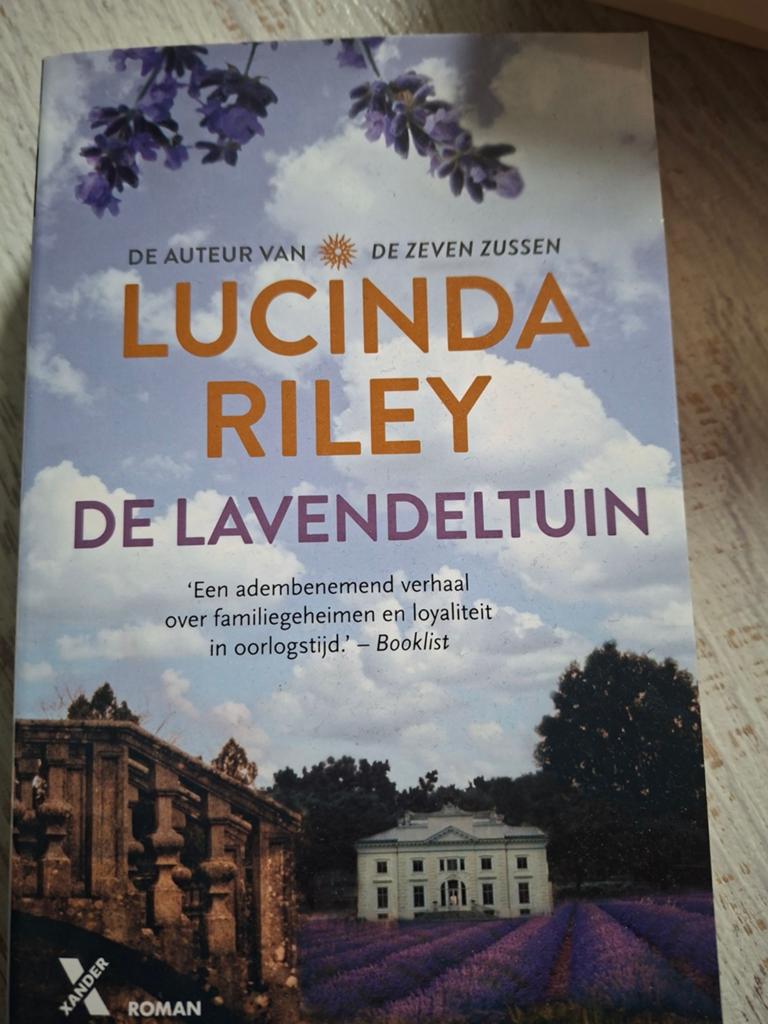 Lucinda Riley - De lavendeltuin, Boeken, Ophalen of Verzenden, Zo goed als nieuw, Lucinda Riley